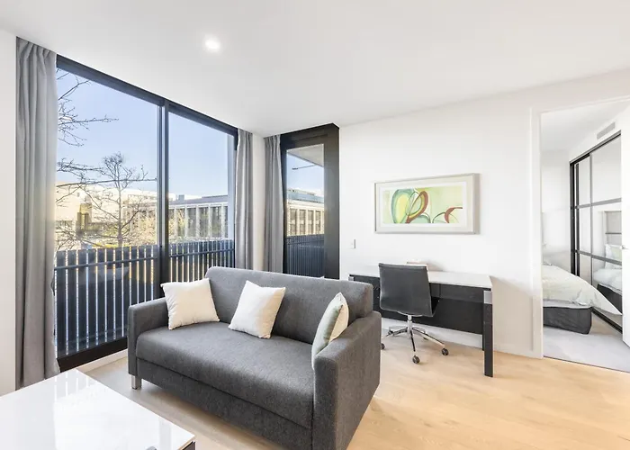 Central Located 2 Bedroom Apartment In Canberra With Parking